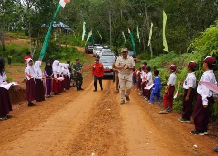 Bupati Mian Buka Karya Bakti TNI di Bukit Harapan