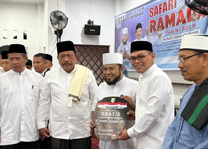 Gubernur Bengkulu Serahkan 1 Unit Mobil Ambulance Saat Safari Ramadhan di Seluma