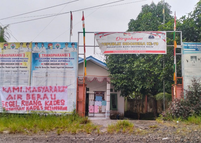 Emak-Emak Air Berau Mukomuko Geruduk Kantor Desa dan Mendesak Kades Mundur