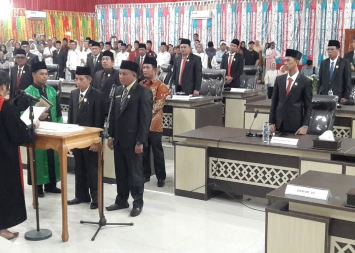 Zamhari dan Damsir Dilantik Menjadi Pimpinan DPRD Mukomuko 