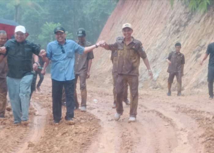 Tinjau Proyek Karya Bhakti, Bupati Seluma Kehujanan dan Jalan Kaki 1,3 KM