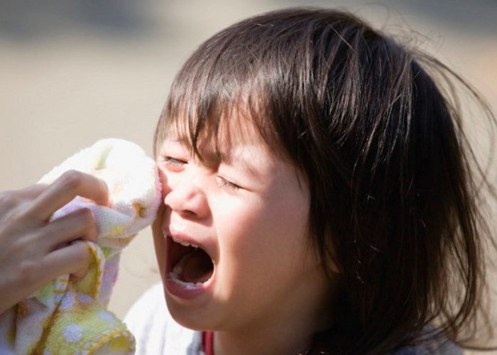  Cara Terbaik Menenangkan Anak yang Lagi Marah dan Menangis, Jangan Katakan 'Tenang'