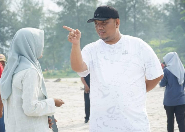 Demi Keamanan Pengunjung, Wawali Beserta Forkopimda Bengkulu Sisir Sampah Lidi di Area Pantai