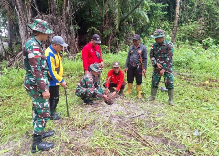 Aset Wisata Unggulan, Satgas Pam Puter Enggano Bersama Warga Bersihkan Pantai Blak Blaw