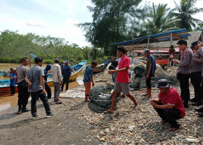 Heboh, Nelayan Serangai Amankan Hasil Tangkapan Ikan Diduga Milik Nelayan Trawl