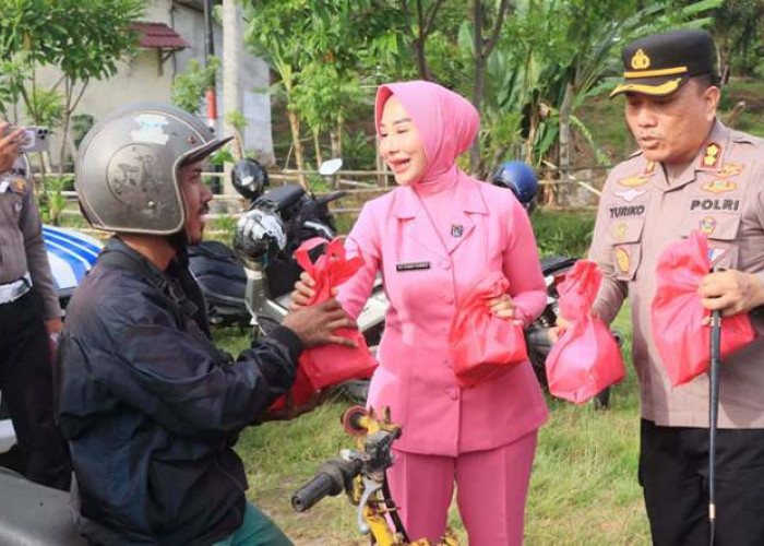 Dipimpin Kapolres, Personel  dan Bhayangkari  Kaur  Bagi-Bagi Takjil Selama Bulan Ramadhan 