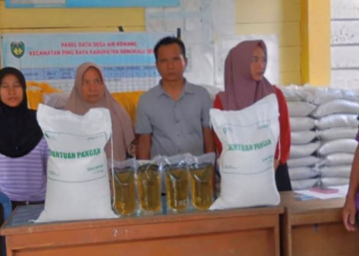Pemdes Air Kemang Salurkan Beras dan Minyak Goreng kepada 231 KK