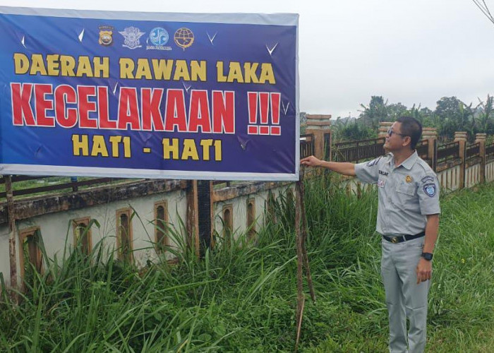 Pemasangan Spanduk Himbauan Rawan Kecelakaan di Kecamatan Selupu Rejang, Kabupaten Rejang Lebong