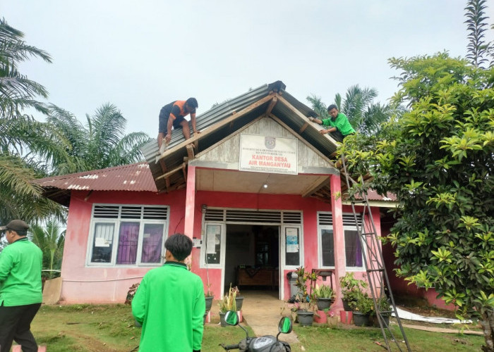 Demi Kenyamanan Kerja, Pemdes Air Manganyau Renovasi   Kantor Desa secara Swadaya