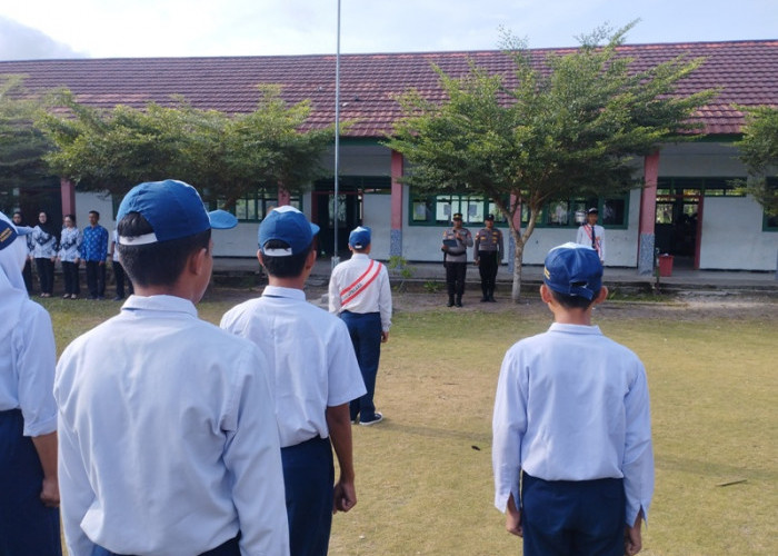  Kapolsek   Enggano Jadi Pembina Upacara di SMPN 17 Bengkulu Utara