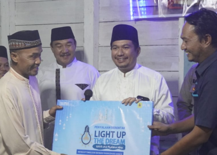 Bupati Bengkulu Utara Serahkan Bantuan Pemasangan Listrik Gratis di Tanah Hitam