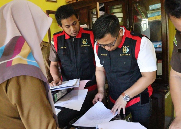 Tim Penyidik Kejari  Bengkulu Utara Geledah Kantor Desa Gardu, Temukan Beberapa Dokumen BUMDes
