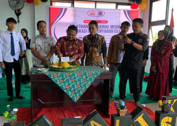 Meriah, Program Studi Komunikasi dan Penyiaran Islam  Potong Tumpeng 