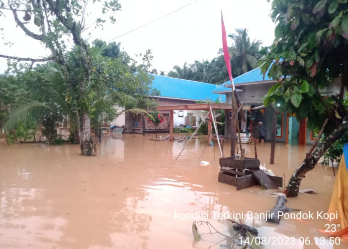 Belum Surut, 84 Rumah Warga Pondok Kopi, Motor dan Mobil Terendam Banjir 