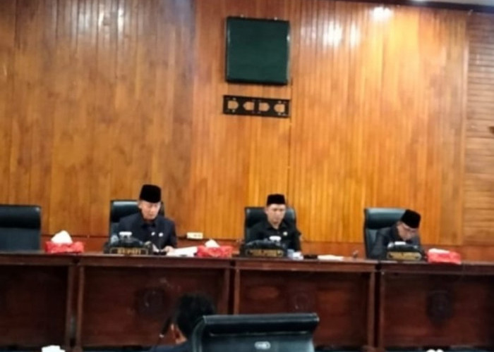 Hadiri Rapat Paripurna, Bupati Kaur Sampaikan Jawaban Dua Raperda