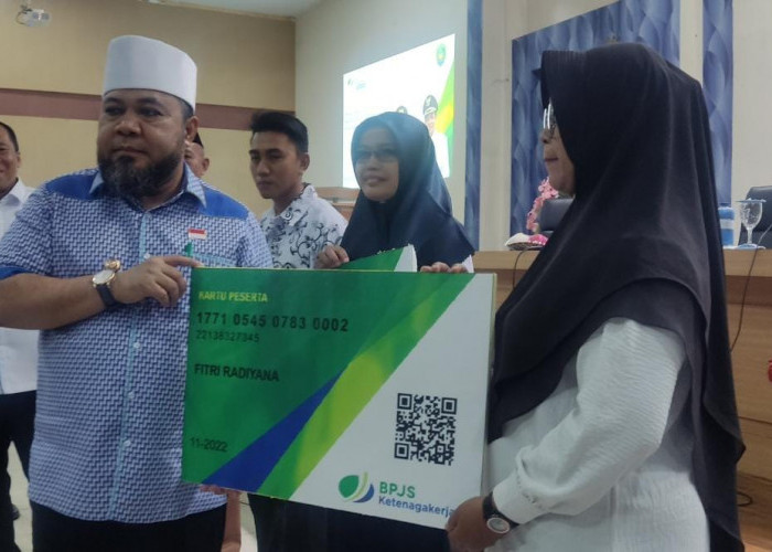 Walikota Bengkulu Serahkan Kartu BPJS Ketenagakerjaan kepada Guru PTT 