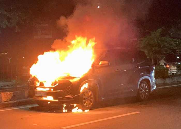 Mengejutkan! Toyota Innova Zenix Tiba-Tiba Terbakar, Sistem Hybrid Rusak?