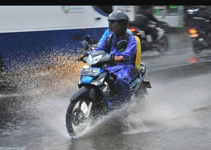 Tips Mengendarai Sepeda Motor Saat Hujan, Ini Hal Penting yang Harus Dipersiapkan