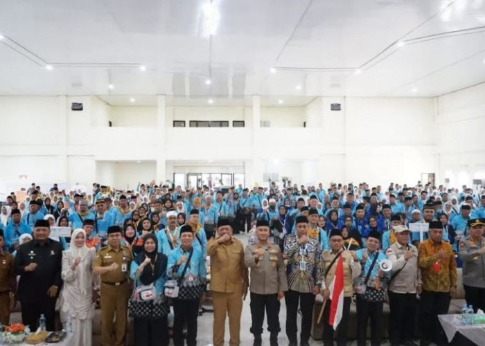 Lepas Ratusan Jamaah Calon Haji, Wagub Mian Ingatkan Pentingnya Sabar dan Rendah Hati