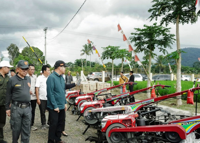 Petani di Provinsi Bengkulu Bahagia Terima Penyaluran Bantuan Alsintan dari Gubernur Rohidin