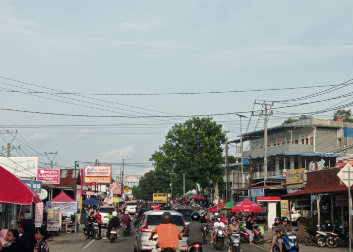 Keseruan Ngabuburit Mencari Takjil Didepan Kampus UIN FAS Bengkulu, Selalu Ramai Pengunjung 