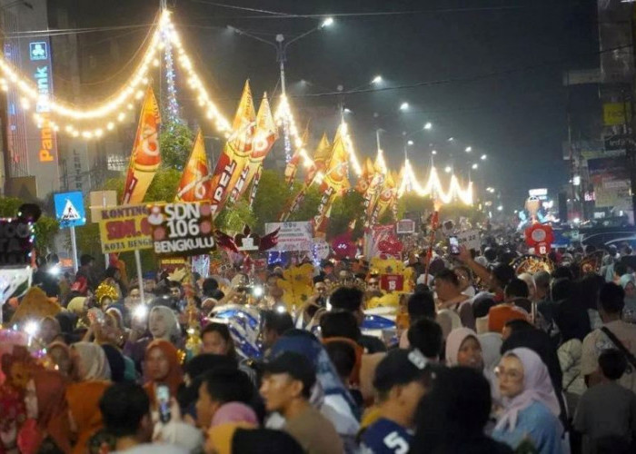 Wajah Baru Jalan Sudirman, Lampu Hias Pohon Kini Percantik Pusat Kota Bengkulu