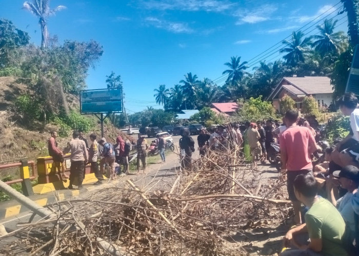 Wajib Diketahui, Ini Penyebab Warga Pasar Palik Blokade Jalinbar