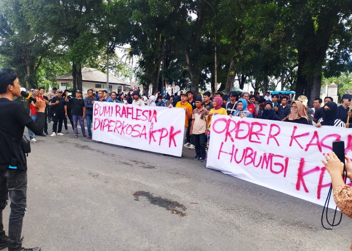 Aliansi Masyarakat Peduli Bengkulu Tuntut Pembebasan Gubernur Rohidin dari KPK