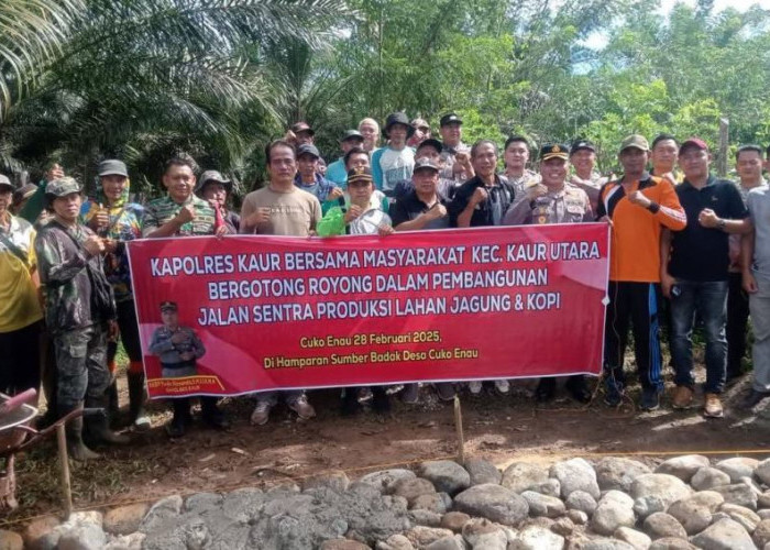 Polres Gotong Royong Bersama Masyarakat Kaur Utara Membangun Jalan Sentra Produksi 