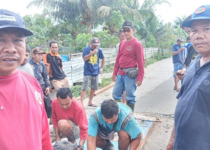 Masyarakat  Kelurahan Padang Serai Kota Bengkulu Perbaiki Jembatan 
