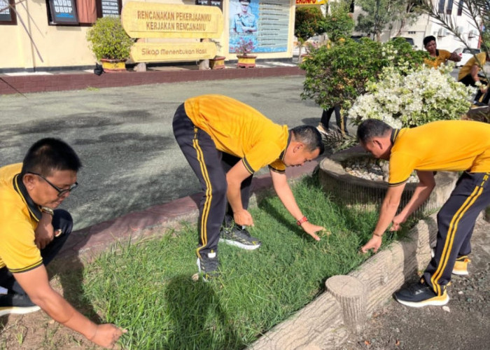 Rutin Bersihkan Lingkungan, Polres Kaur dukung Pemerintah Wujudkan Lingkungan bersih dan Asri