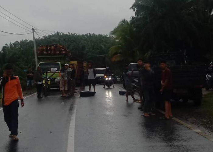 Tersulut Emosi, Warga Blokade Jalur Lintas Urai-Bintunan