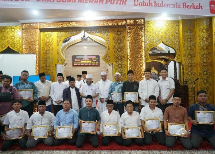 Saat Zikir dan Doa Bersama Akhir Tahun, Gubernur Helmi Hasan Bagi-Bagi Umrah Gratis untuk Warga Taat Pajak
