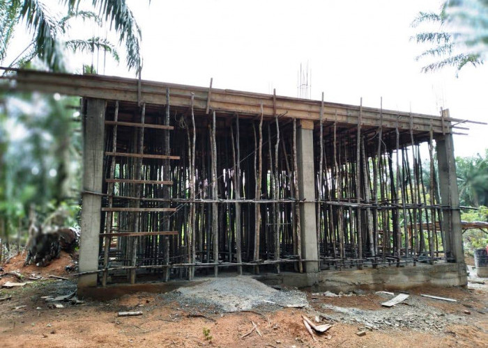 Pembangunan Gedung Balai Kemasyarakatan Desa Gelumbang Terbengkalai