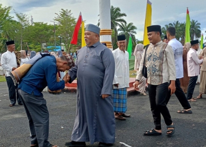 Semoga Berkah, Bupati dan Wakil Bengkulu Selatan Salat Idul Fitri Bersama Masyarakat