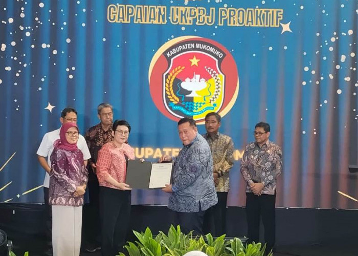 Bupati Mukomuko Terima Penghargaan UKPBJ Proaktif