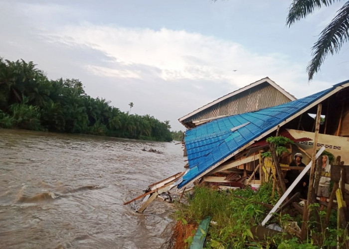Rumah Warga Kembang Mumpo Seluma Terseret Arus Sungai Air Alas