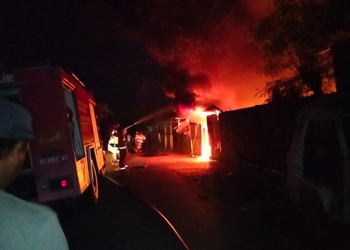 BREAKING NEWS: Pemilik Lagi di Palembang, Rumah dan 4 Mobil Ludes Terbakar