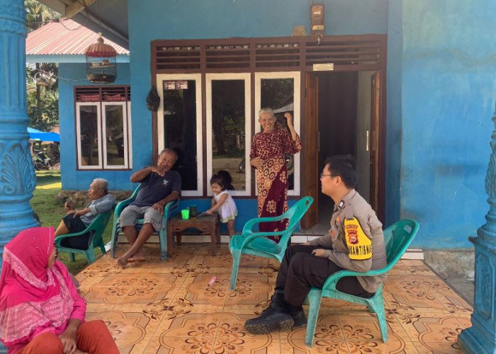  Anggota Polsek Pino  Sedang  Sambangi  Rumah Warga Desa Kayu Ajaran