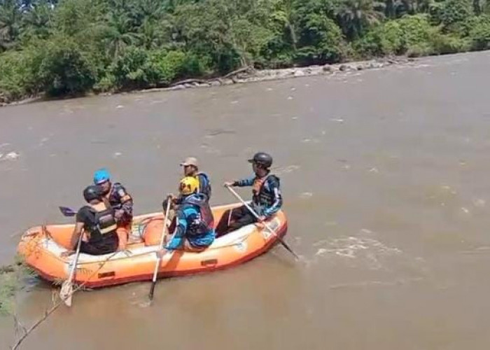 Tim SAR Telusuri Sungai Ulu Manna Mencari Warga yang Hanyut Saat Menyeberangu Sungai 