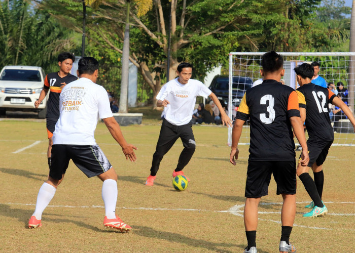 Bupati Kaur Cetak Gol Perdana, Mini Soccer Antar-OPD Semarakkan HUT RI ke-81