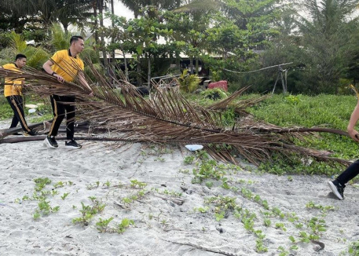 Aksi Nyata, Polda Bengkulu  Bersih-Bersih Pantai Kualo Demi Lingkungan yang ASRI
