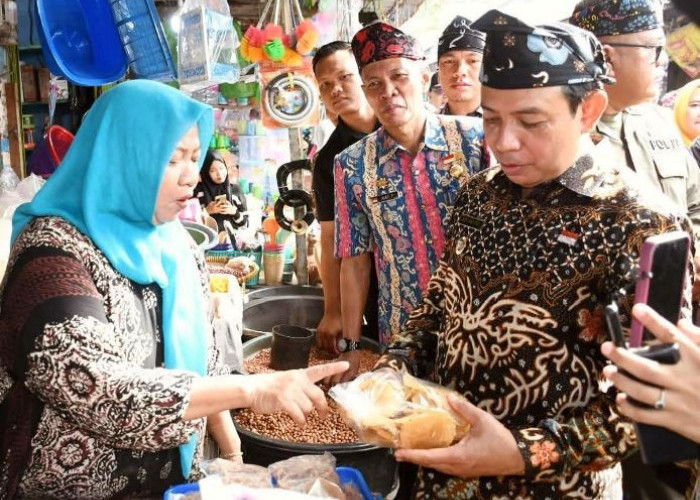 Walikota Bengkulu Borong Dagangan di Pasar Panorama, Pedagang Sumringah