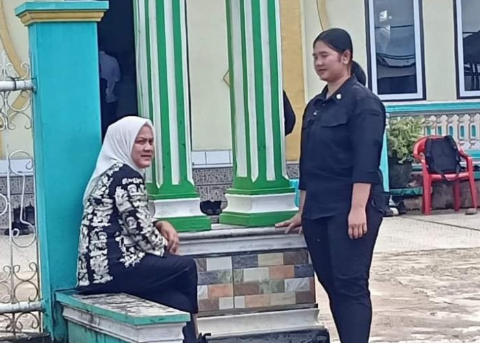 Viral, Ibu Negara  Menunggu Presiden Jokowi Salat Jumat di  Gerbang Mesjid Al-Jihad Bengkulu Utara