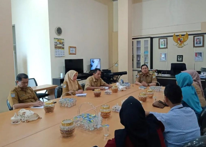 Kepala DPK Provinsi Bengkulu Serahkan Piagam ke Stikes Tri Mandiri Sakti dan SMP N 4 Kota Bengkulu