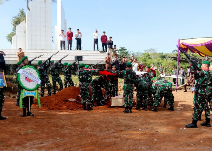 Pemindahan Jenazah Lettu Purn.Muhammad Ali Hanafiah di Makam Pahlawan Diwarnai Upacara Militer