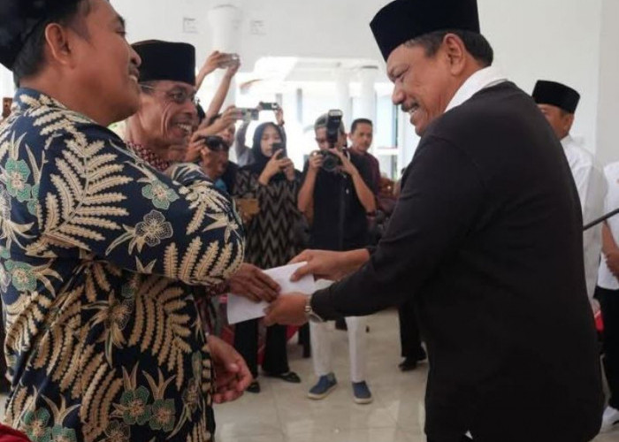 Program Rutin, Bupati Mian Serahkan Honor Pemuka Agama di Bengkulu Utara