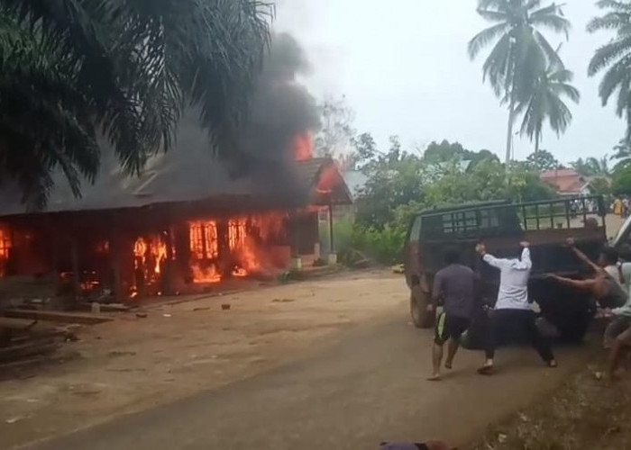 Kebakaran Hebat Terjadi di Banjarsari Sungai Rumbai Mukomuko Provinsi Bengkulu