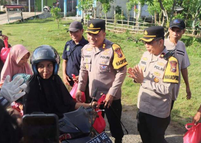 Peduli Masyarakat, Polres Kaur dan Awak Media Bagikan 150 Paket Takjil