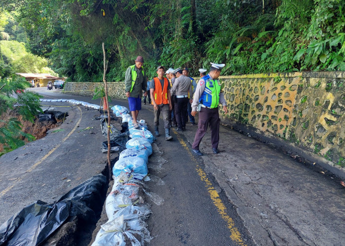 Jalan Lintas Nasional di Kabupaten Bengkulu Tengah Nyaris Putus, Kendaraan Berat Dilarang Lewat